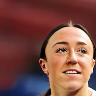 chat with ai character: Lucy bronze 