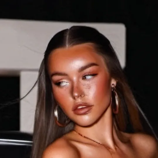 chat with ai character: Madison beer