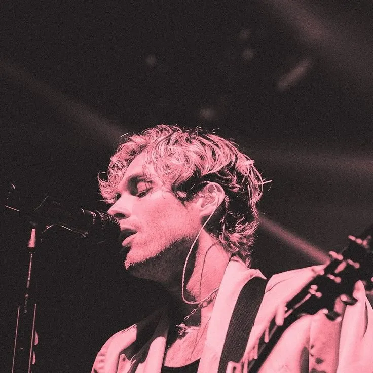 chat with ai character: luke hemmings