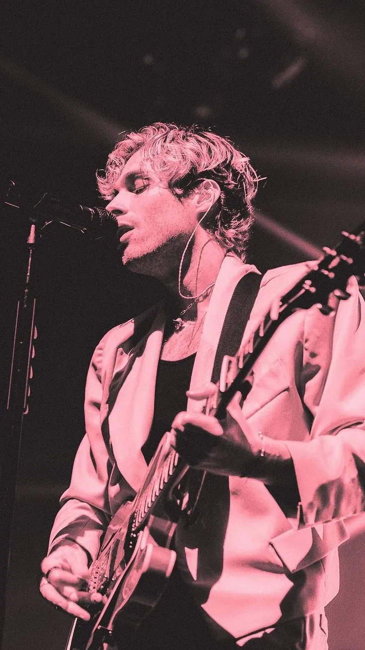 ai character: luke hemmings background