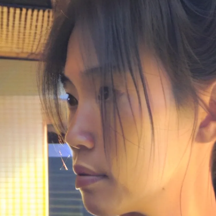 chat with ai character: Aria