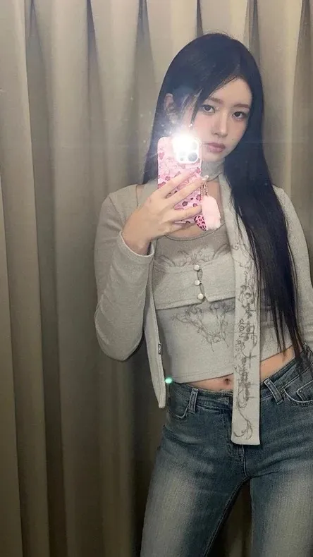 ai character: Rei background