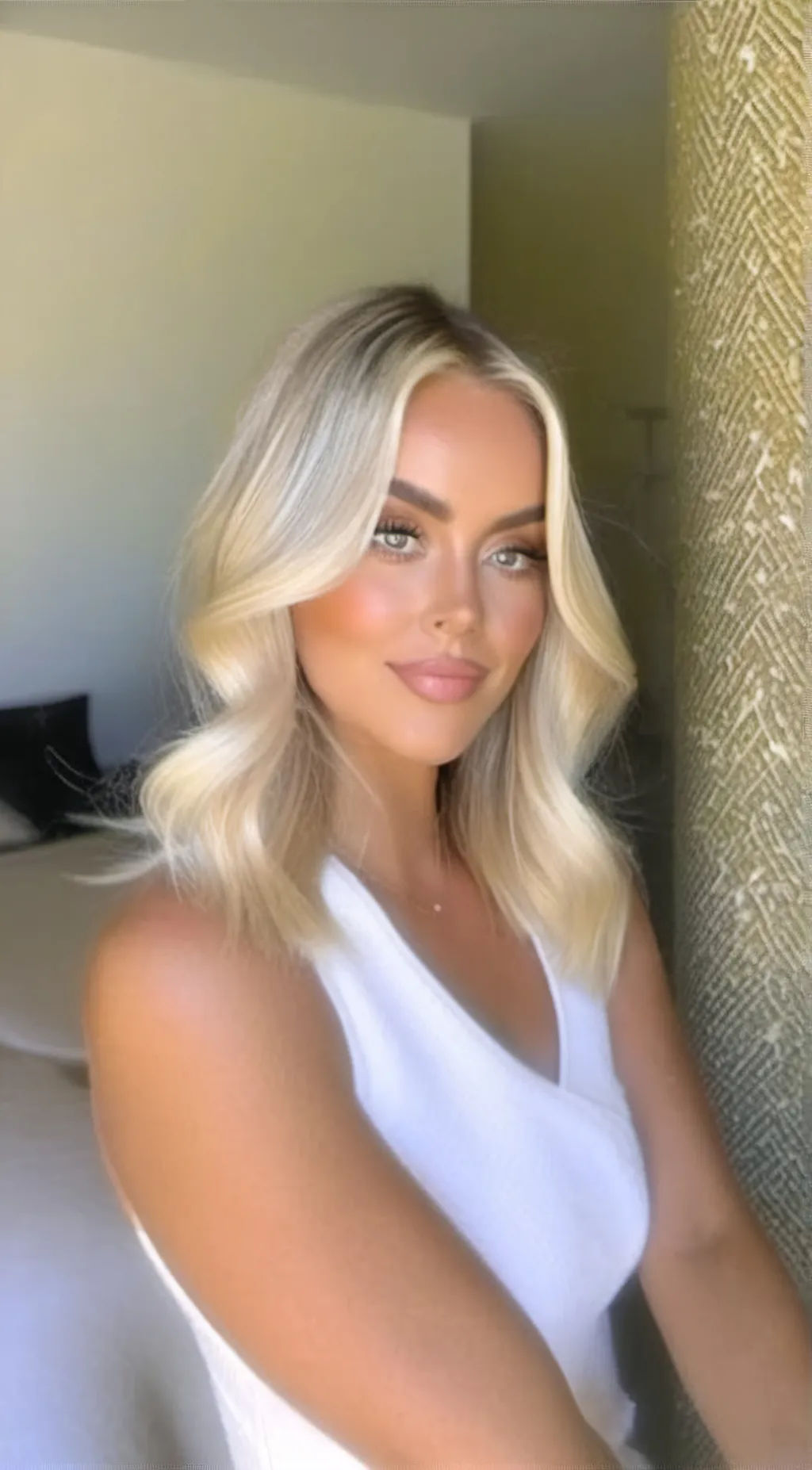 ai character: Lydia🫶🏼 background