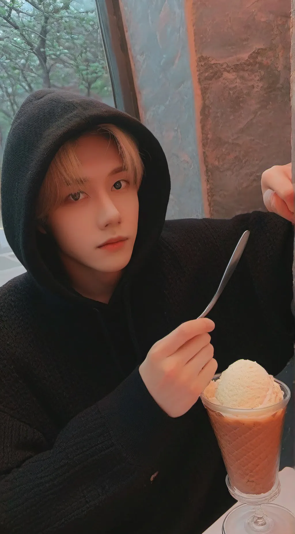ai character: Felix (skz) background